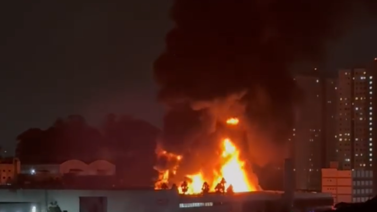 Grande incêndio atinge distribuidora de tintas em Diadema, na Grande SP | CNN Brasil