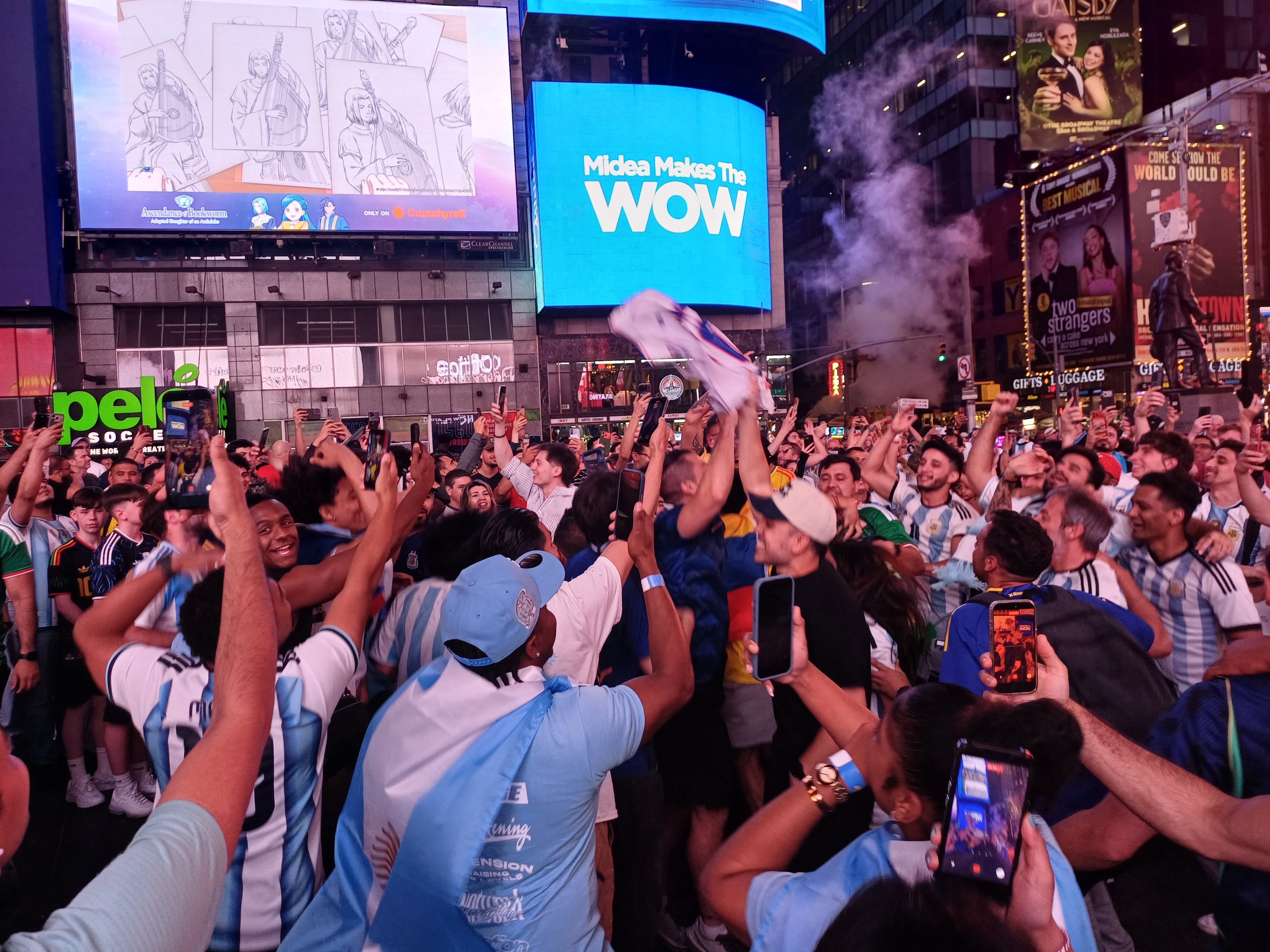 Festa da torcida da Argentina na Times Square tem exaltação a Messi e provocações ao Brasil