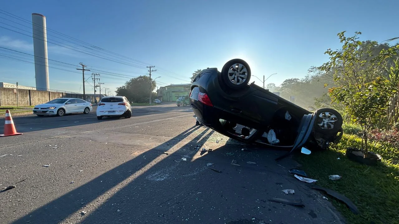Carro capota e deixa um ferido após colisão na Avenida dos Municípios abc+