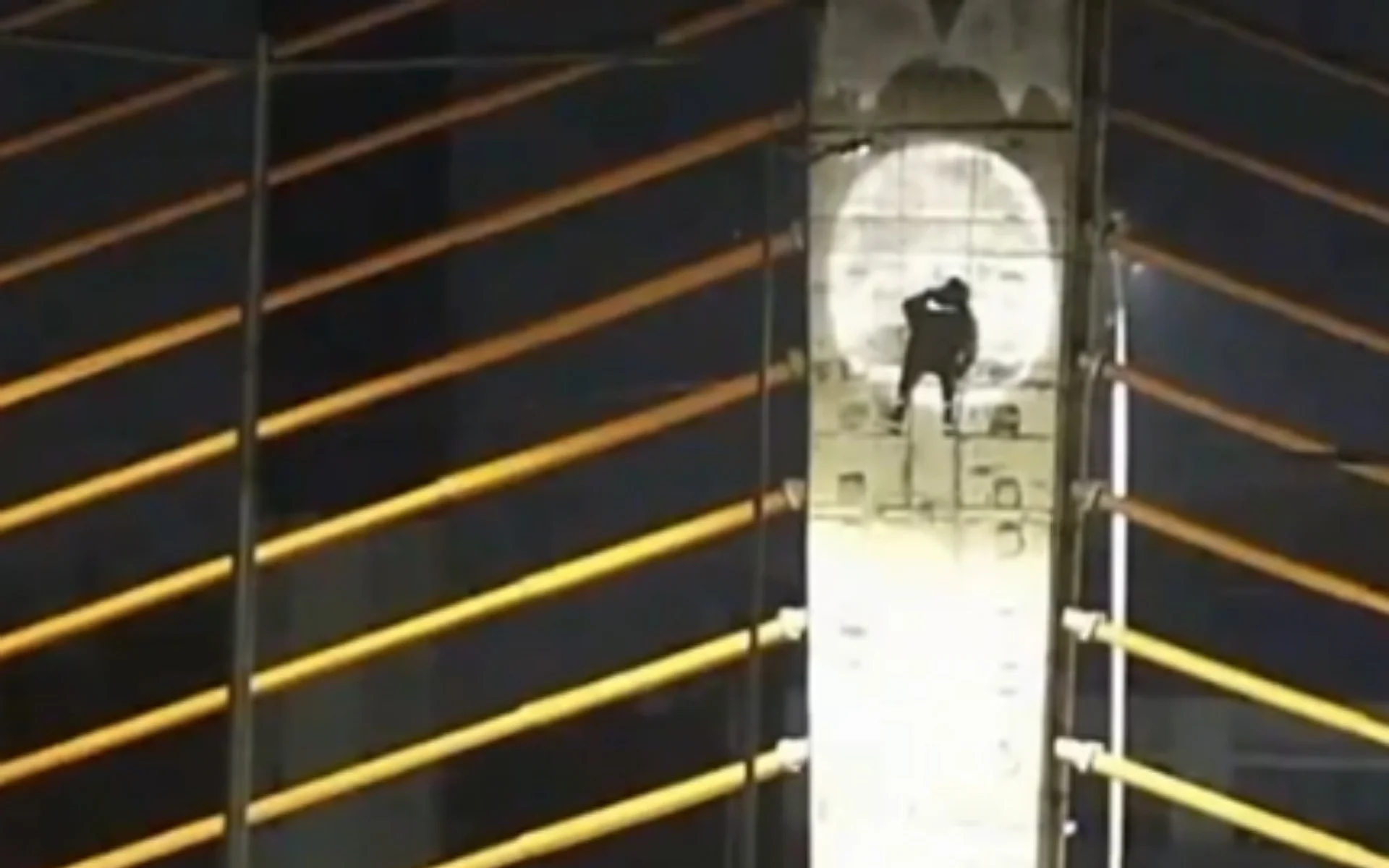 VÍDEO: Homens usam rapel e até drone para pichar viaduto e acabam presos na BR-116 abc+