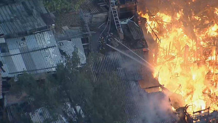 Incêndio na região de Paraisópolis atinge ao menos 10 casas
