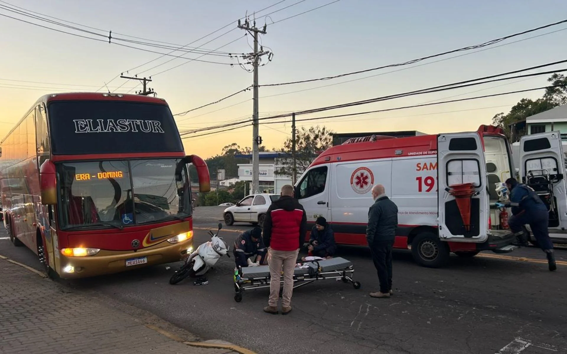Moto presa embaixo de ônibus: Motociclista ferida é levada a hospital em Novo Hamburgo abc+