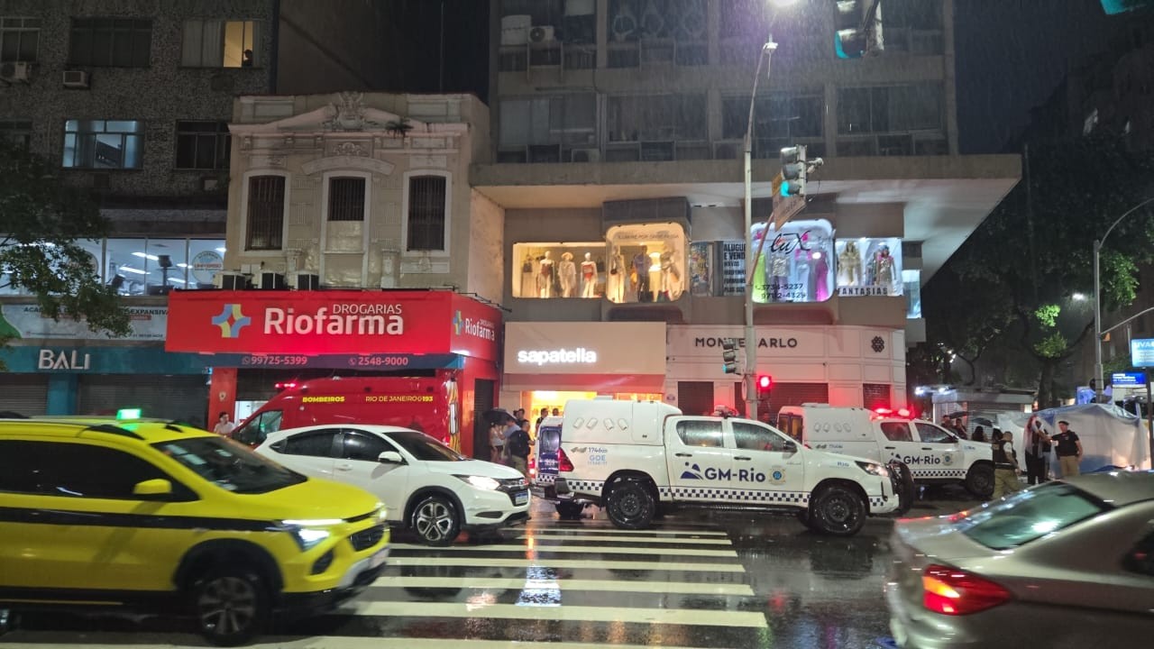 Adolescente que sofreu descarga elétrica em poste em Copacabana durante temporal segue internada
