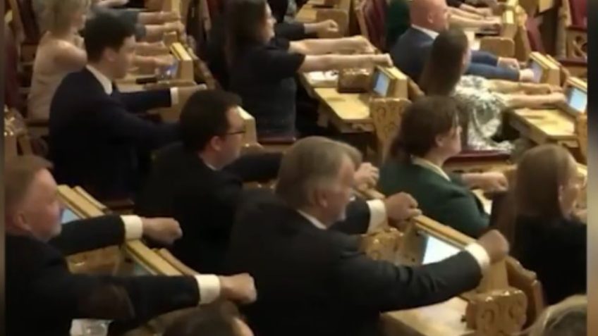Parlamento norueguês imita “remada viking” da torcida assista