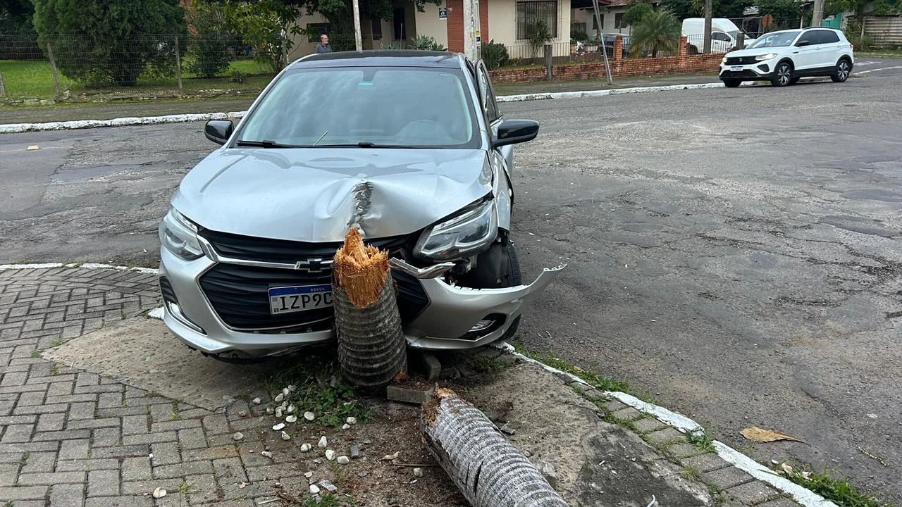 Motorista sofre lesões na cabeça após colisão entre dois carros em Novo Hamburgo abc+