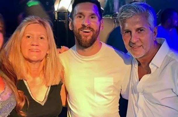 O que aconteceu com a jornalista que matou o pai de Messi Emissora argentina toma atitude em meio à Copa abc+
