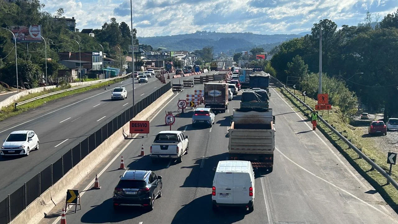 BR-116: Alterações em trecho onde túnel é construído começam a ser implementadas e provocam lentidão na rodovia abc+
