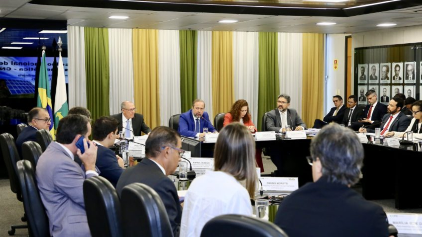 Governo adia pela 3ª vez reunião sobre aumento do etanol na gasolina