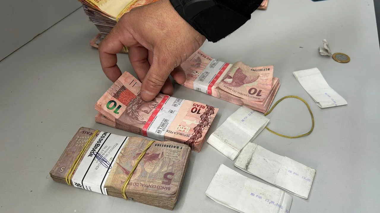 Com lacre do Banco do Brasil: Homem é preso com R$ 10 mil no Vale do Sinos cerca de 48h após ataque a agência abc+