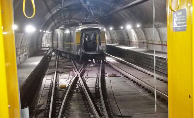 Trem da Linha 4-Amarela descarrila e interdita trecho do metrô em São Paulo