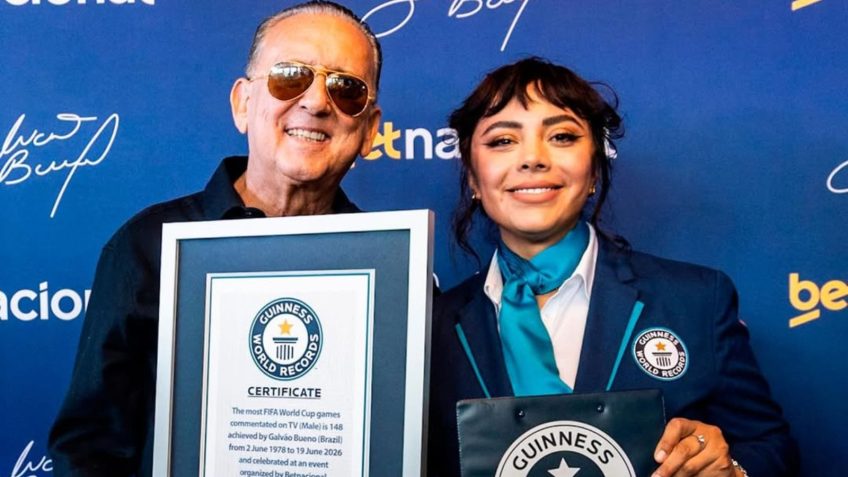 Galvão Bueno recebe placa do Guinness por recorde em Copas