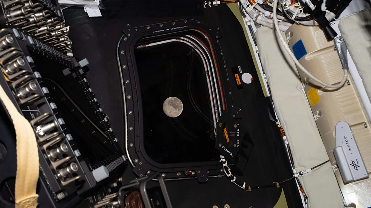 Tripulação da Artemis II regressa à Terra depois de ter batido o recorde de voo lunar