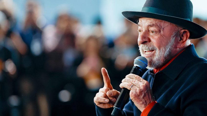 Lula cita Hitler e diz querer acabar com o racismo em SC