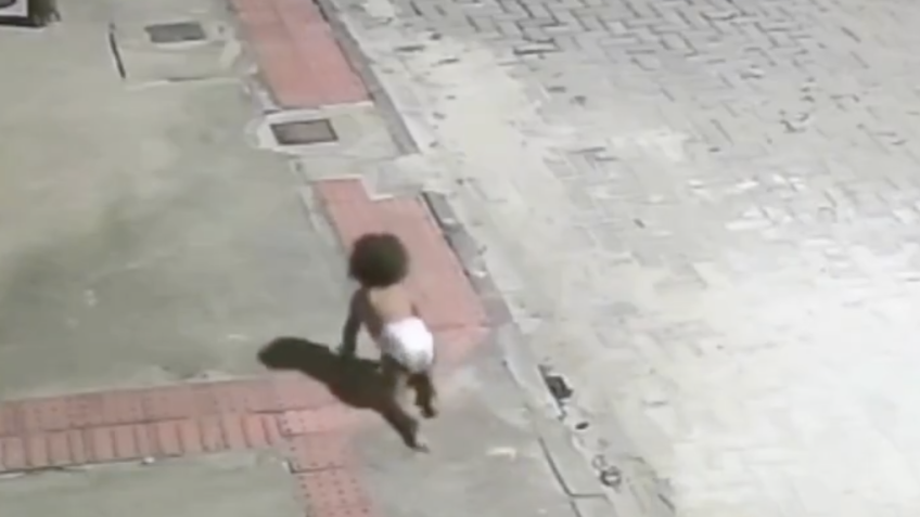 Motociclista encontra bebê engatinhando em rua no ES assista
