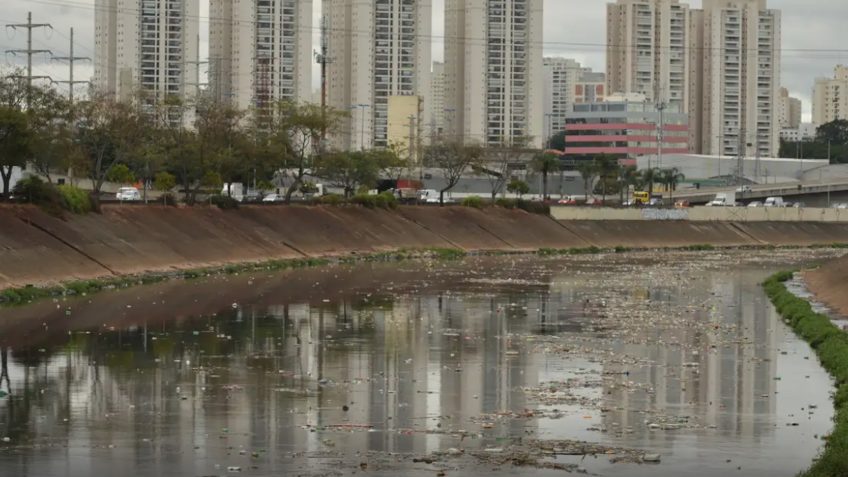 Rio Tietê não tem trecho livre de contaminação, diz SOS Mata Atlântica