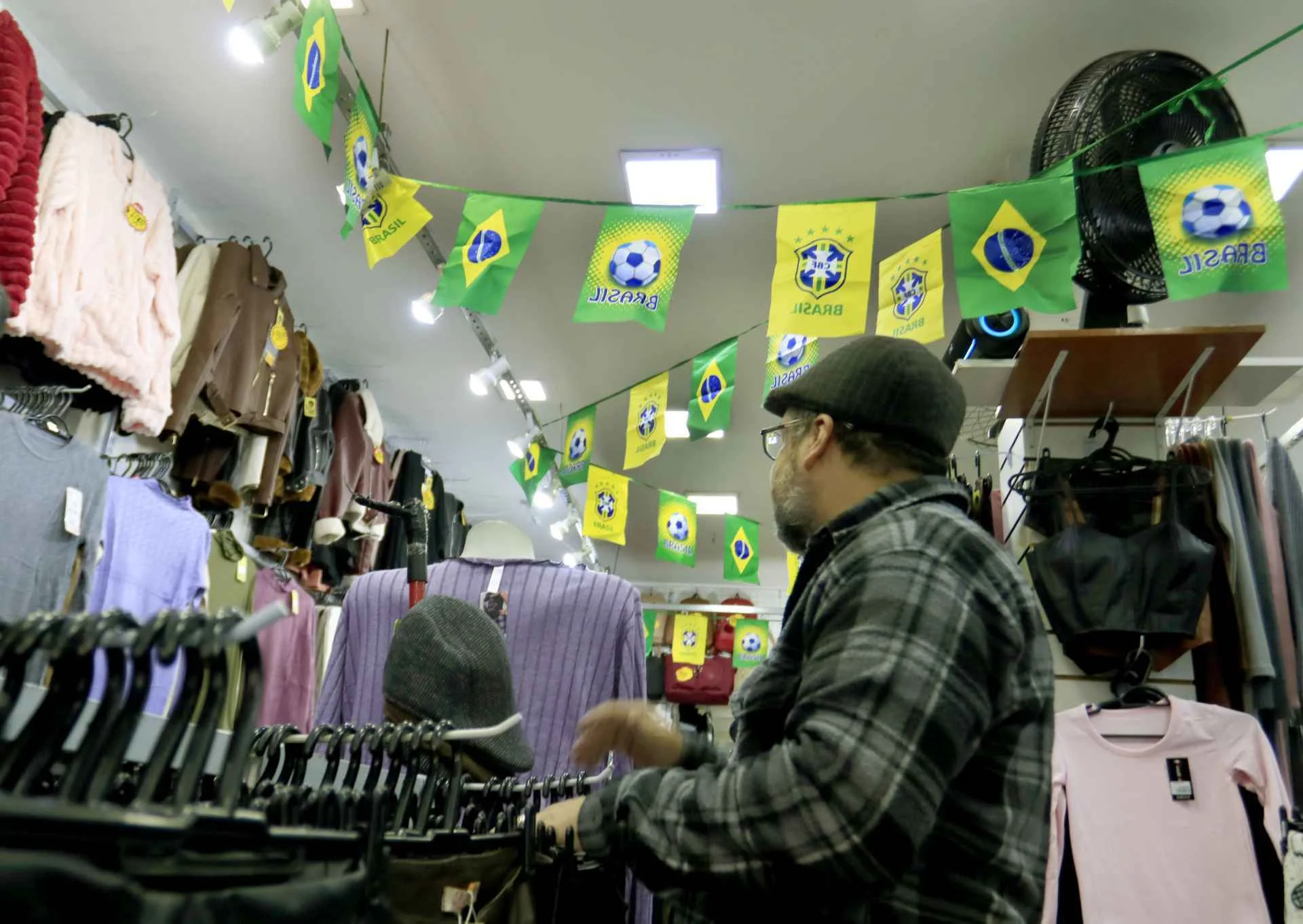 Encaixotei para a próxima Copa do Mundo : Lojistas que investiram no verde e amarelo acabaram no prejuízo abc+