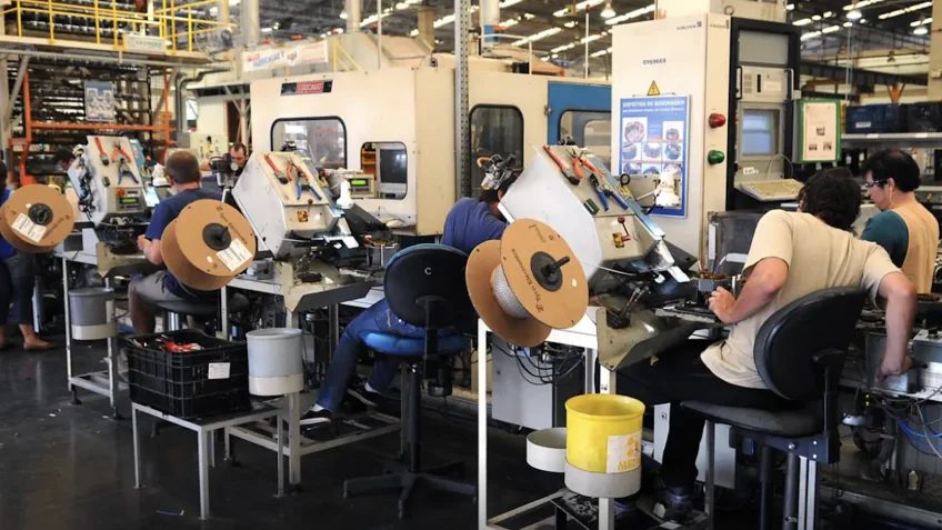Indústria tem faturamento estável e emprego volta a subir em maio