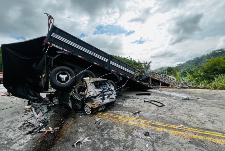 Acidente com carro, &ocirc;nibus e caminh&atilde;o deixa ao menos 38 mortos em Te&oacute;filo Otoni (MG)