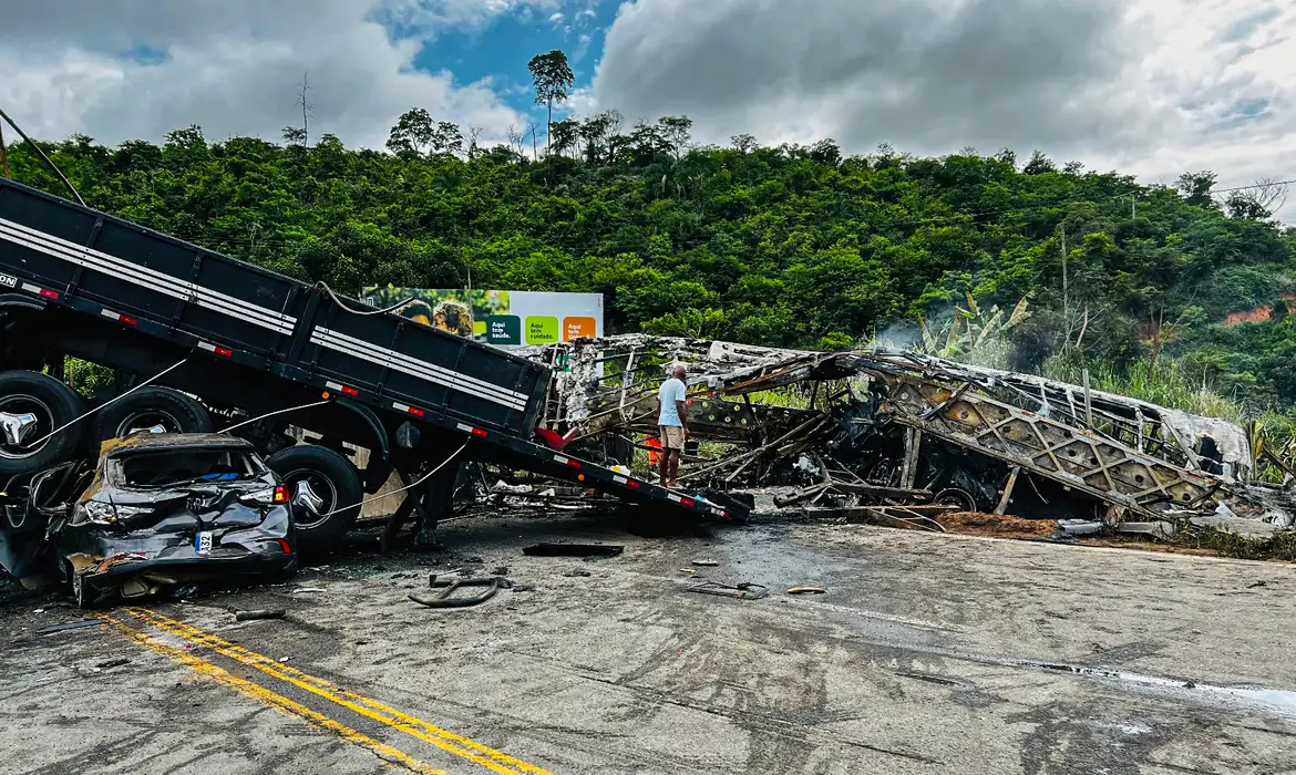Acidente entre três veículos deixa ao menos 41 mortos em Minas Gerais
