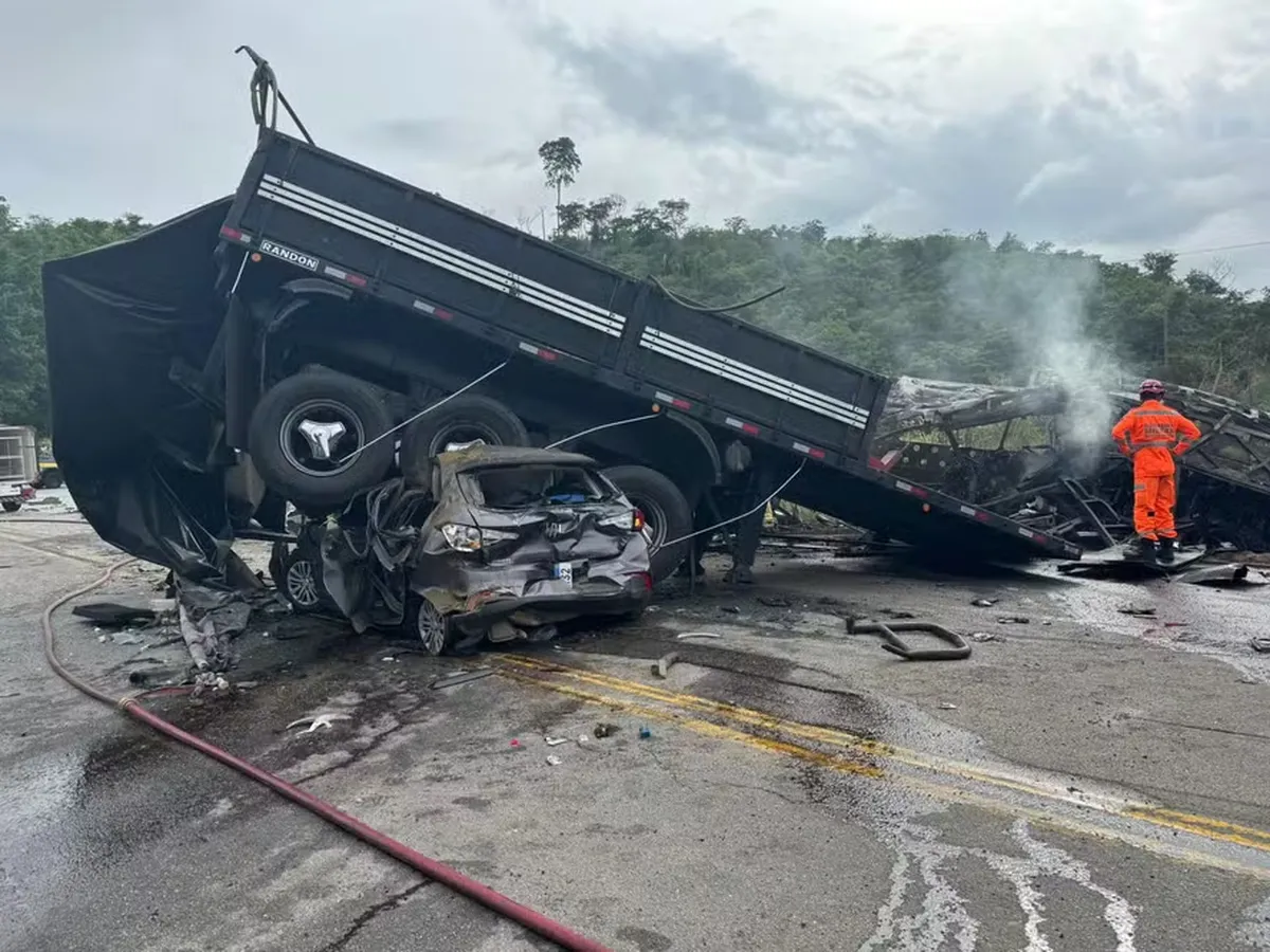 Acidente com ônibus, carreta e carro deixa ao menos 38 mortos em Minas Gerais; veja vídeo