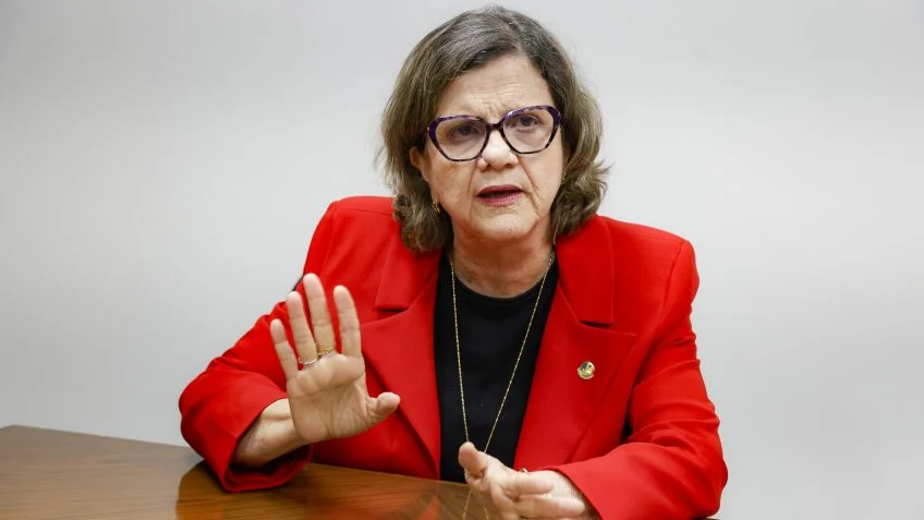 Teresa defende Alcolumbre e rebate ala do PT por críticas à 6 X 1