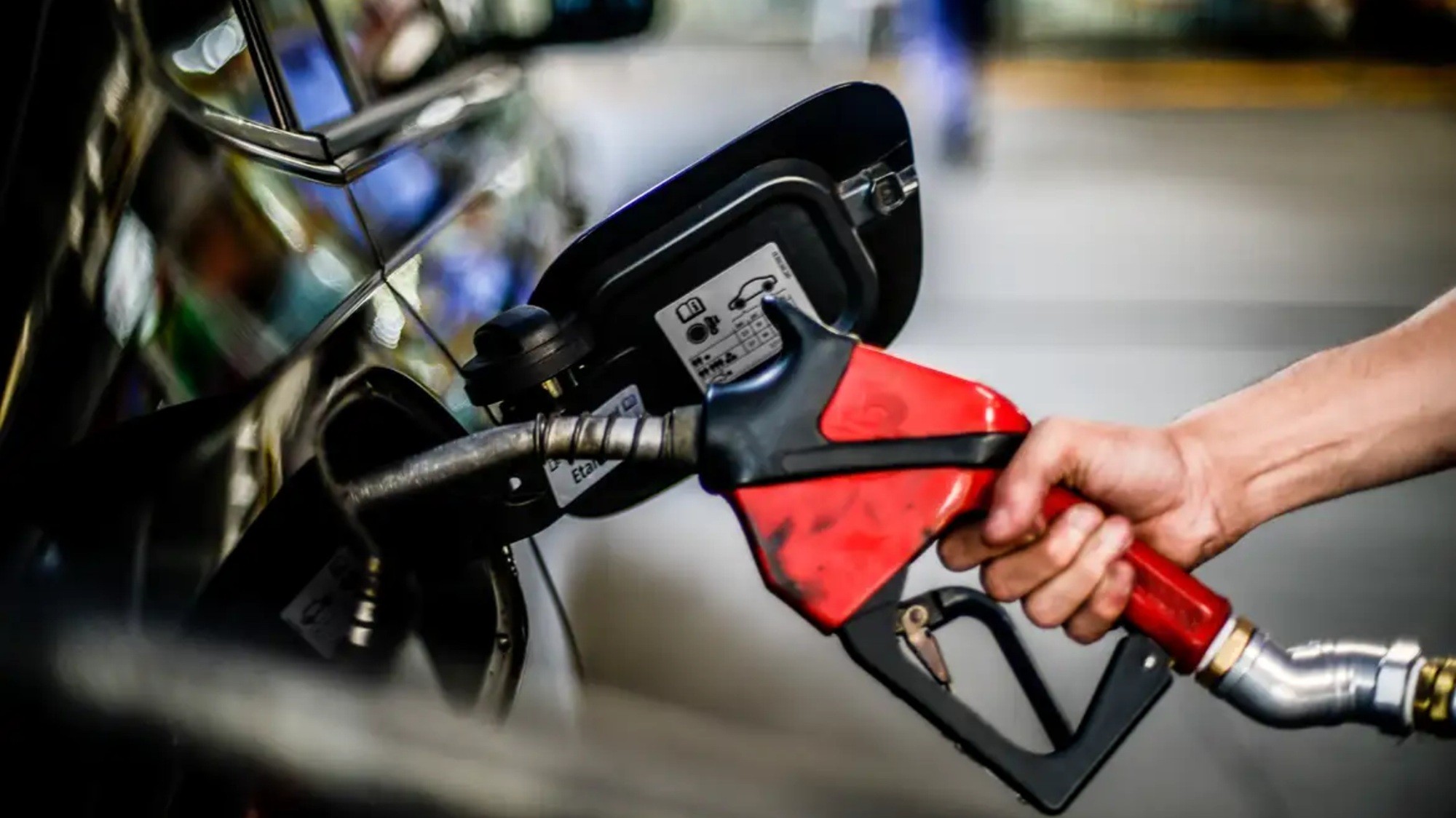Governo adia decisão sobre retirada do subsídio à gasolina após novos ataques ao Irã G1