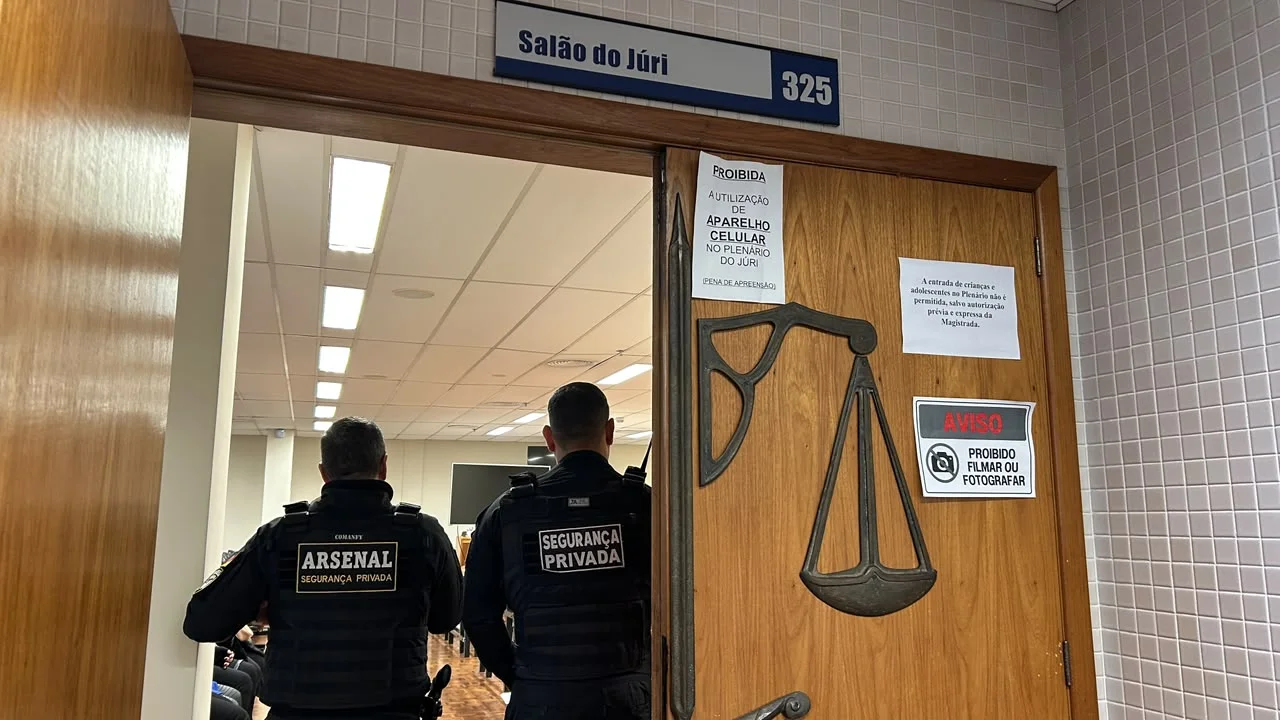 A filha estava a poucos palmos de distância , diz policial em júri de homem acusado de matar companheira em Novo Hamburgo abc+