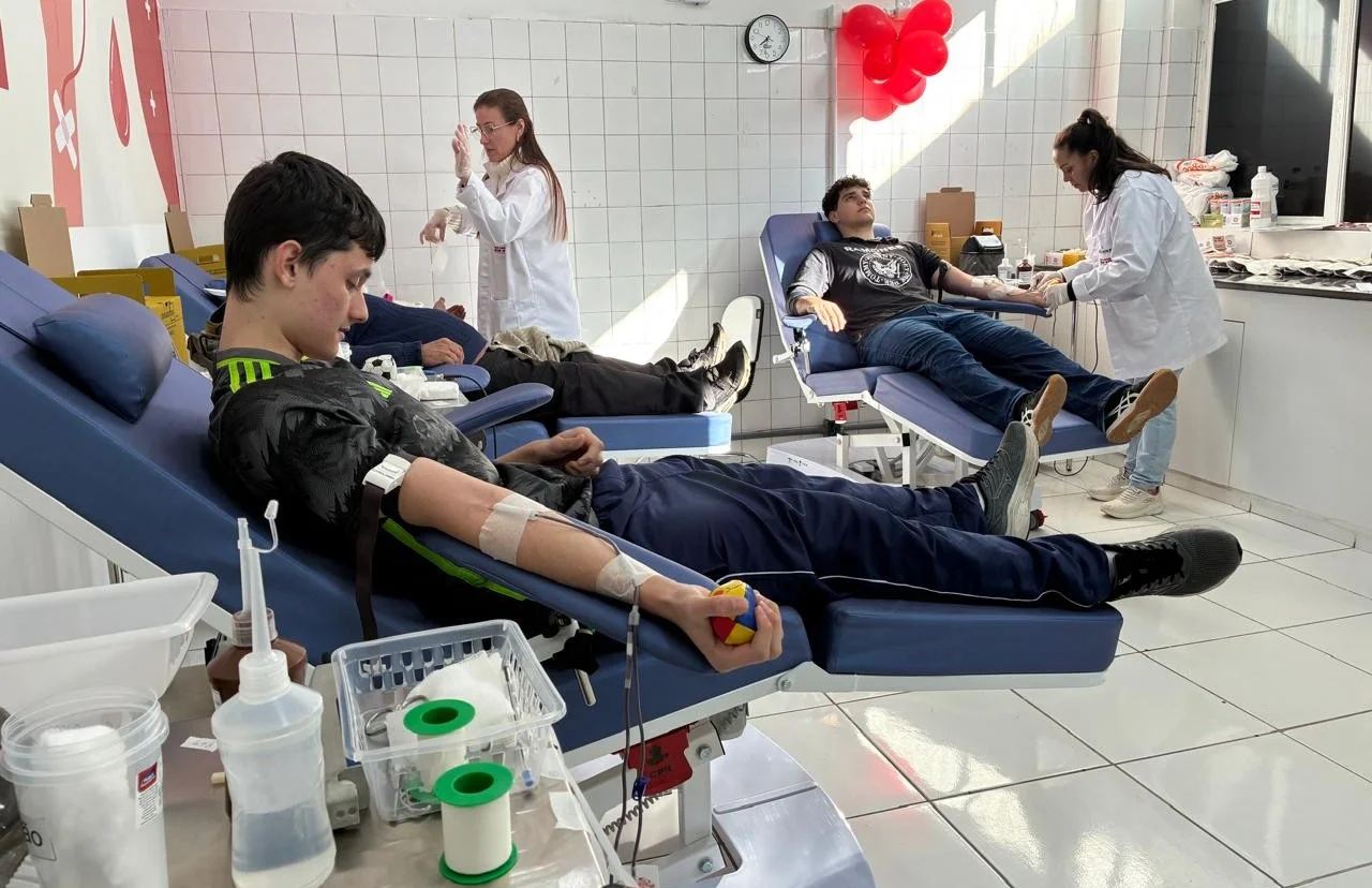 Projeto mobiliza mutirão de estudantes da Escola Frederico Schmidt para doar sangue abc+