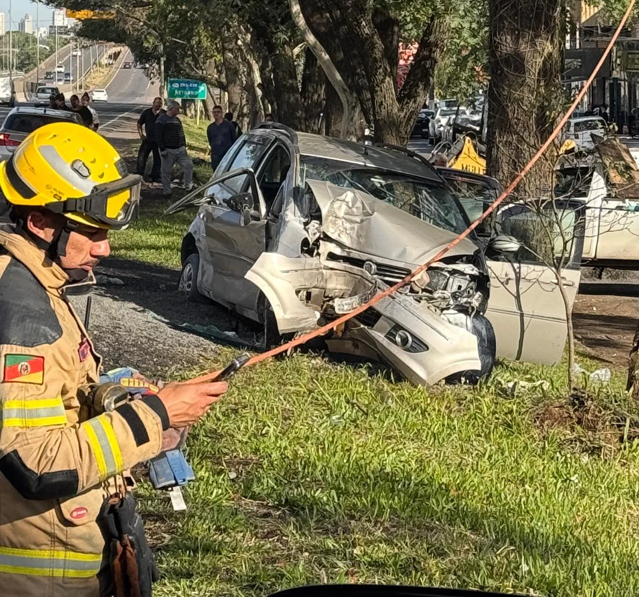 Morre vítima de acidente entre carros e caminhão na BR-116 abc+
