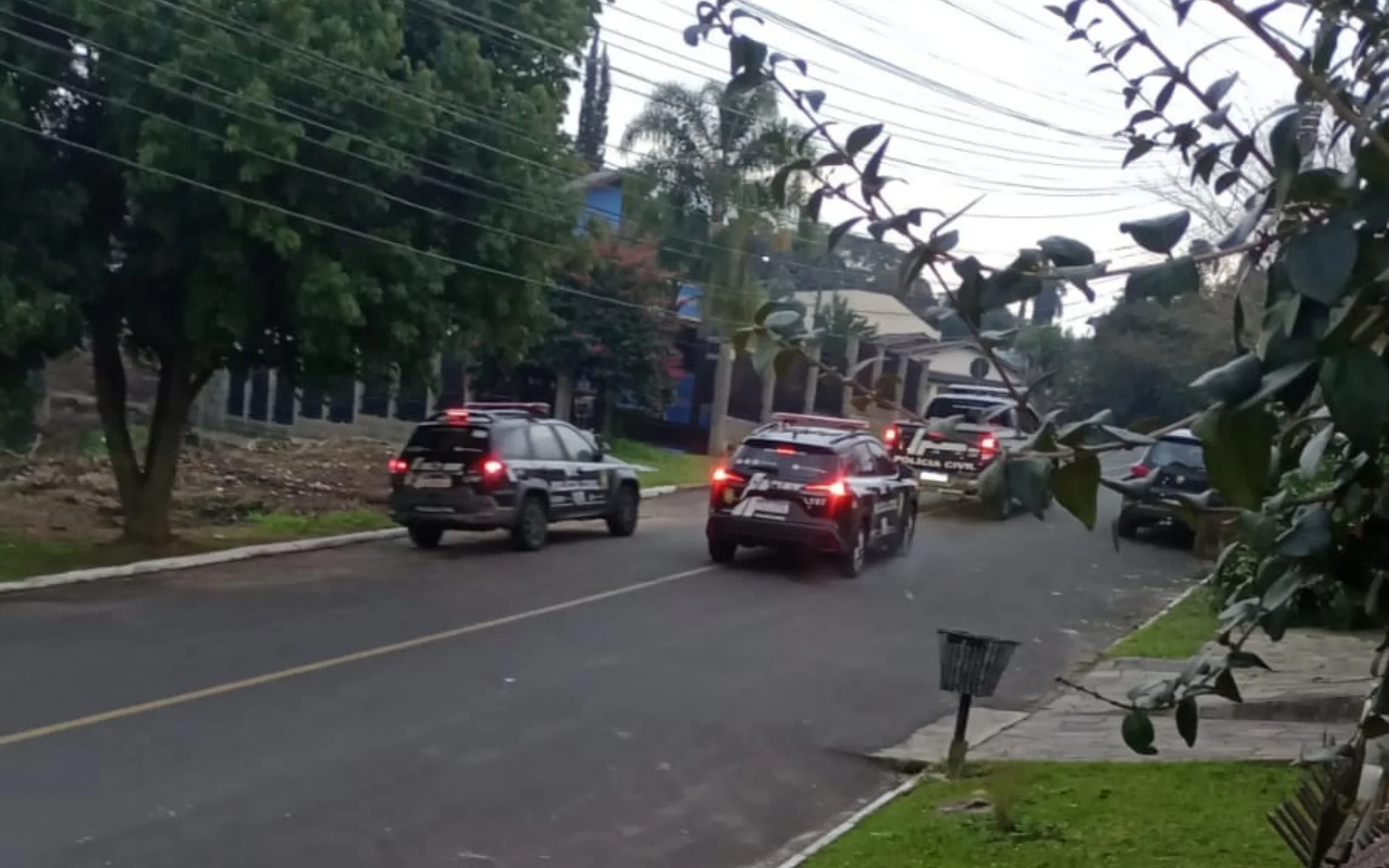 Homens que desfiguraram rosto de vítima com golpes de fuzil são procurados pela Polícia no Vale do Sinos abc+