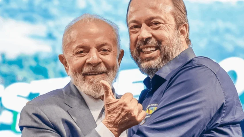 Governo quer controlar venda de mineradoras, diz Silveira