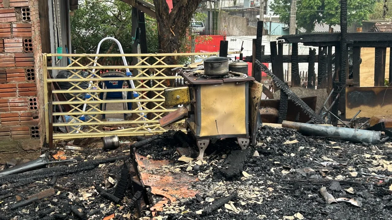 Noite de terror que não vou esquecer nunca : Irmã de mulher que morreu em incêndio diz que mãe e padrasto sofreram queimaduras graves abc+