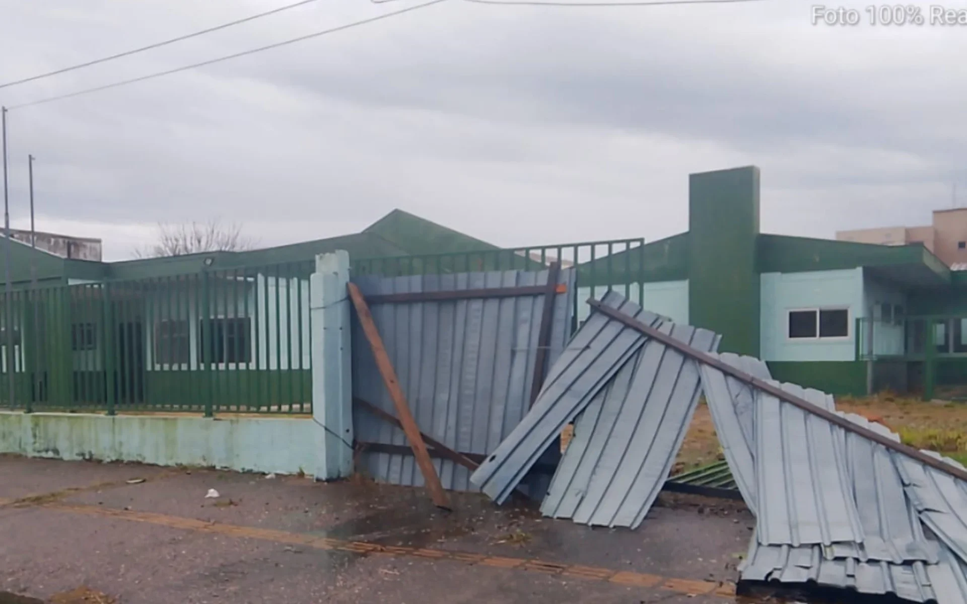 Fechada desde a enchente, escola Ledevino Piccinini tem muro derrubado por temporal em Canoas abc+