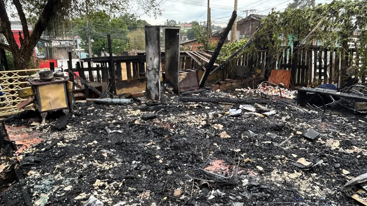 Liberação de corpo de mulher que morreu carbonizada em incêndio em Novo Hamburgo pode levar até 60 dias abc+