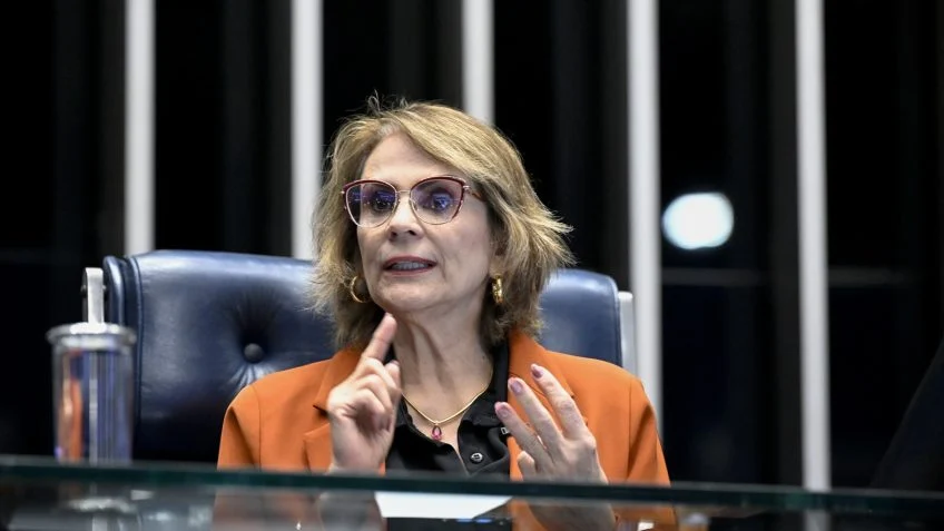 Direita é um exército que deixa seus soldados para trás, diz Damares