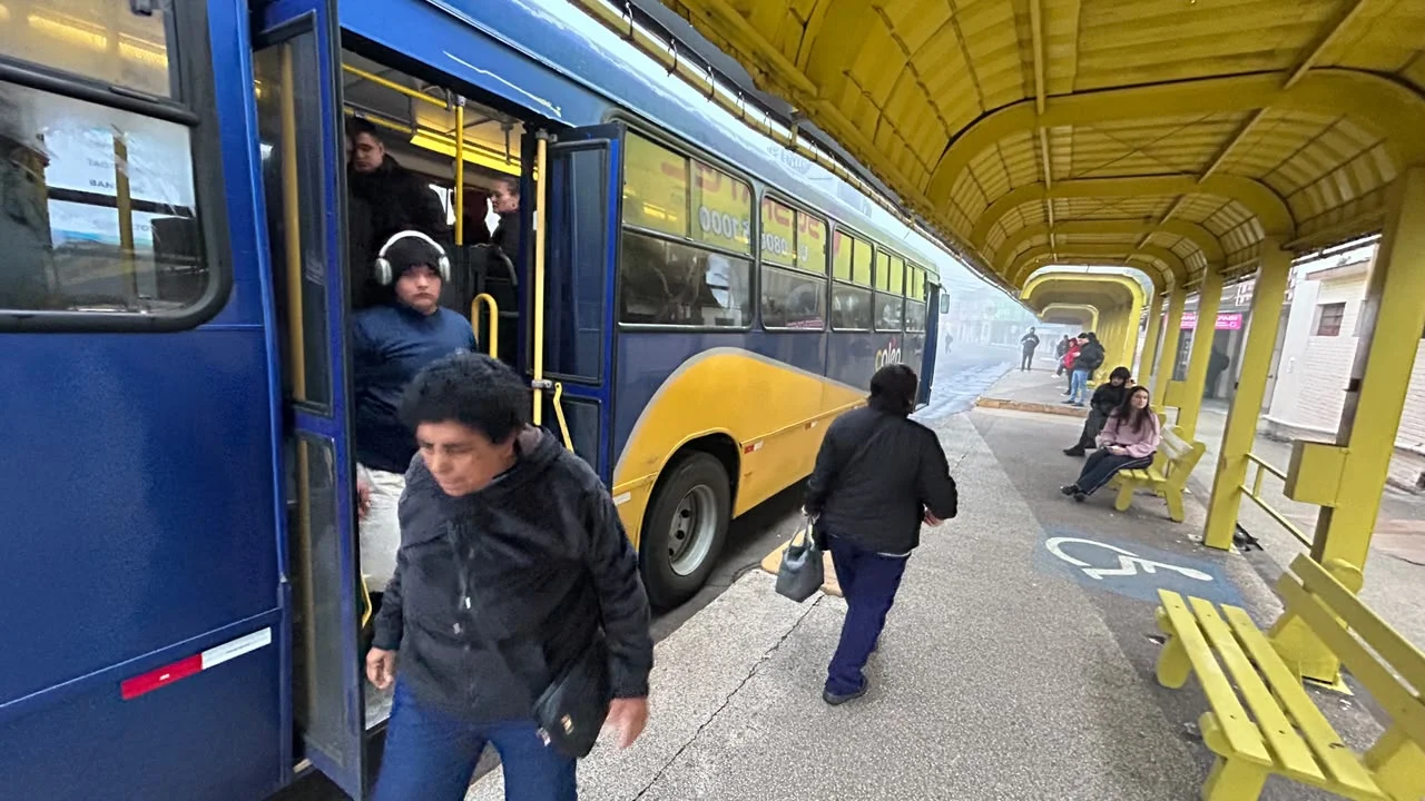 A gente paga porque precisa trabalhar : Usuários relatam longa espera e uso de apps com redução dos ônibus por greve em São Leopoldo abc+