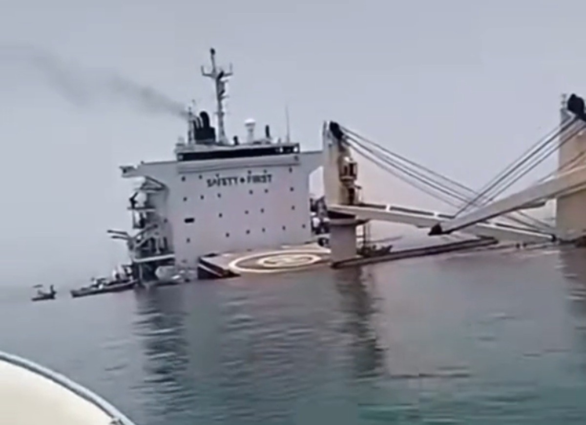 VÍDEO: Navio cargueiro afunda após colisão perto do Estreito de Ormuz G1