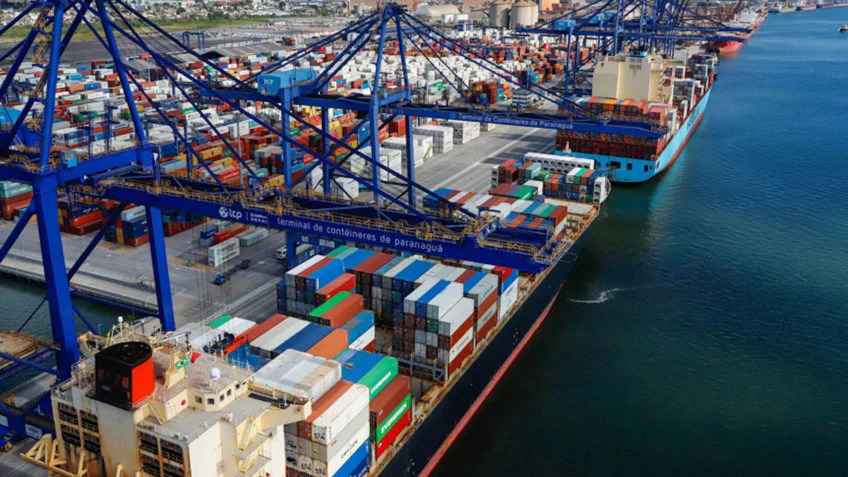Paralisação de caminhoneiros deixa 6 navios parados no Porto de Santos