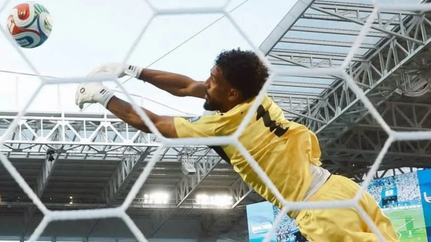 Camisa de Vozinha bate recorde em leilão e supera Alisson e Neuer