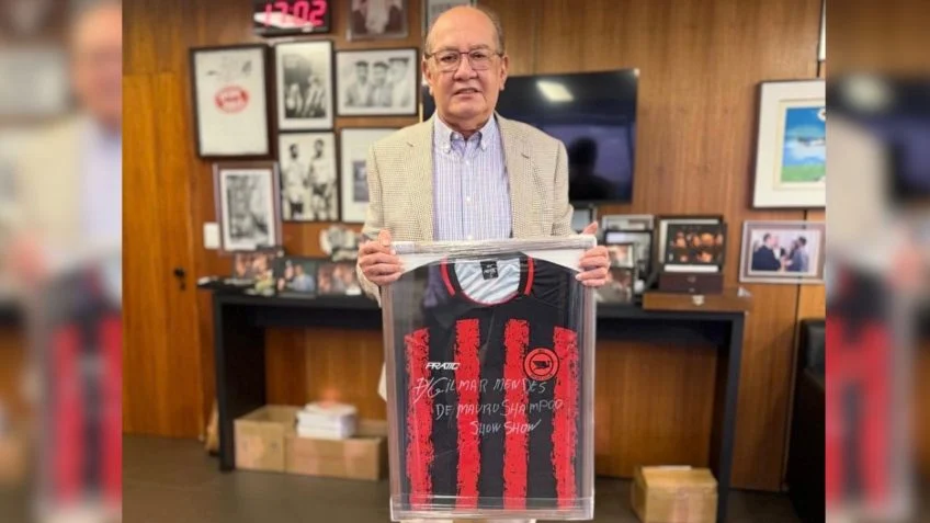 Gilmar Mendes recebe camisa do Íbis, o pior time do mundo