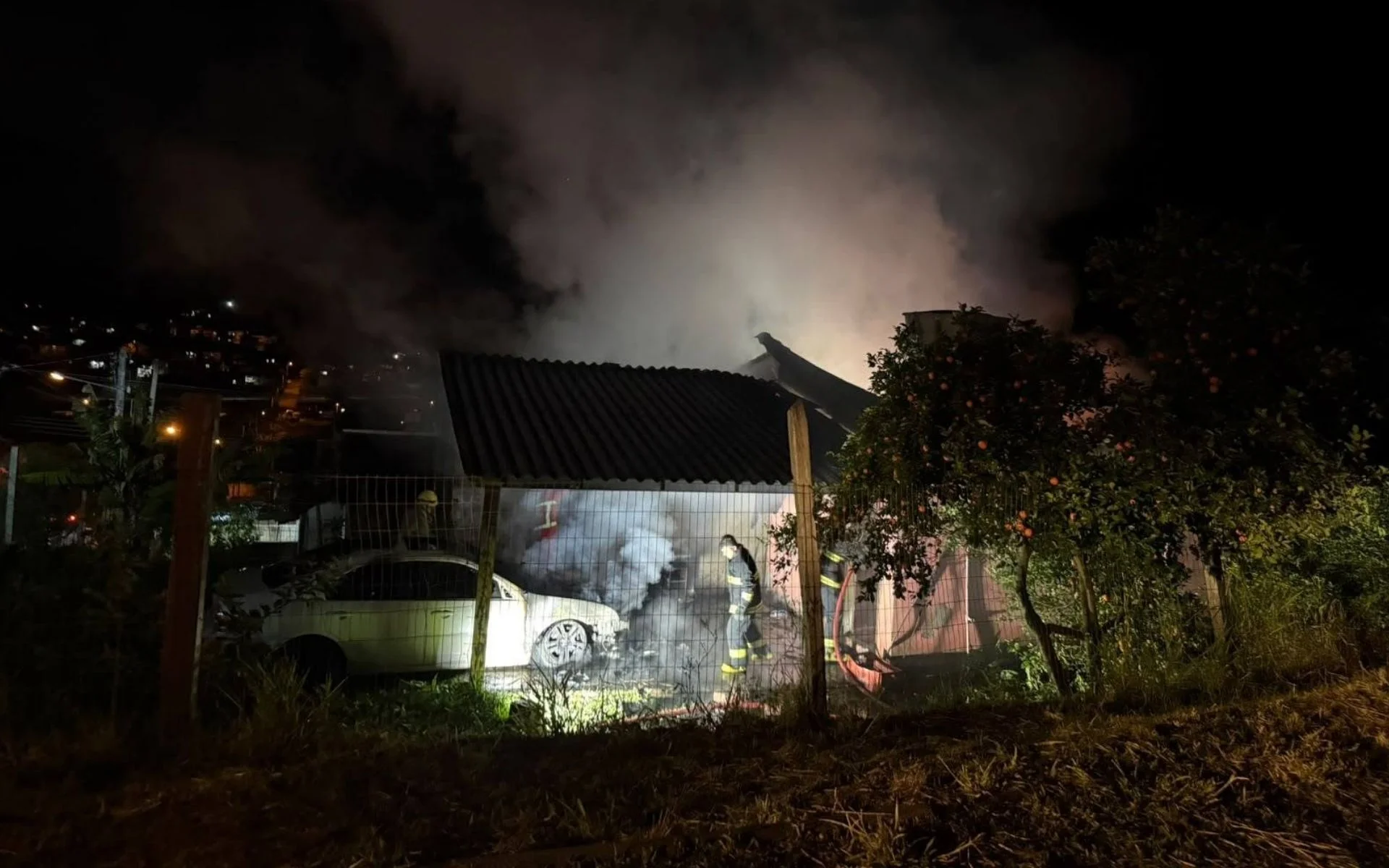VÍDEO: Casa e carro são atingidos por incêndio em Rolante abc+