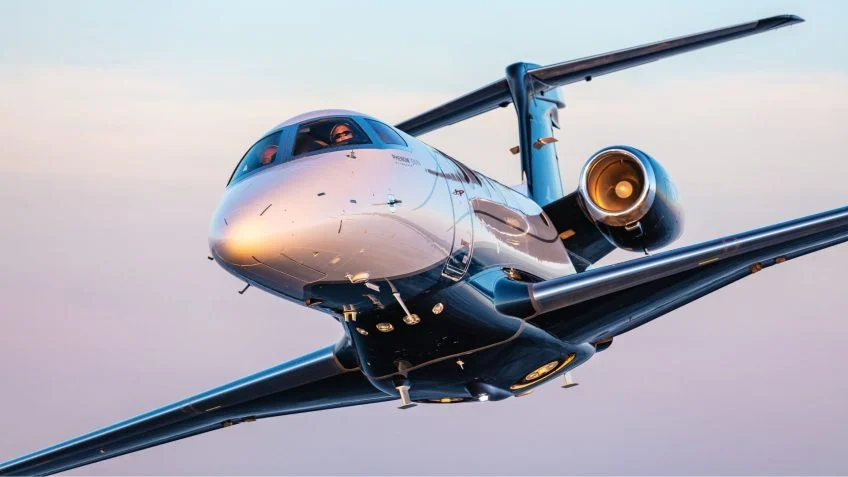 Embraer lança Phenom 300EV com sistema de pouso automático