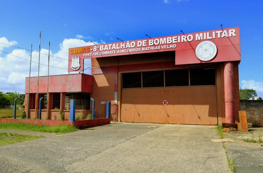 Conselho autoriza uso de fundo para reconstrução da sede do Corpo de Bombeiros destruída em Canoas abc+