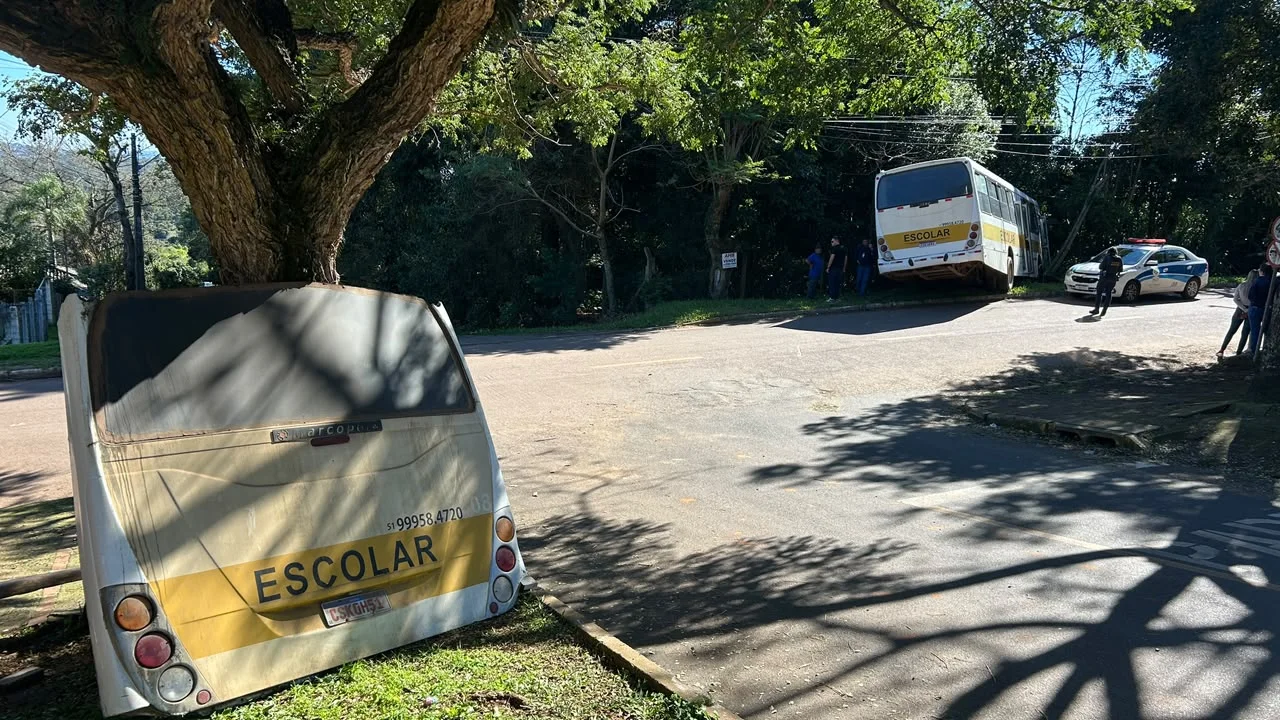 Ônibus escolares se envolvem em acidente em Novo Hamburgo abc+