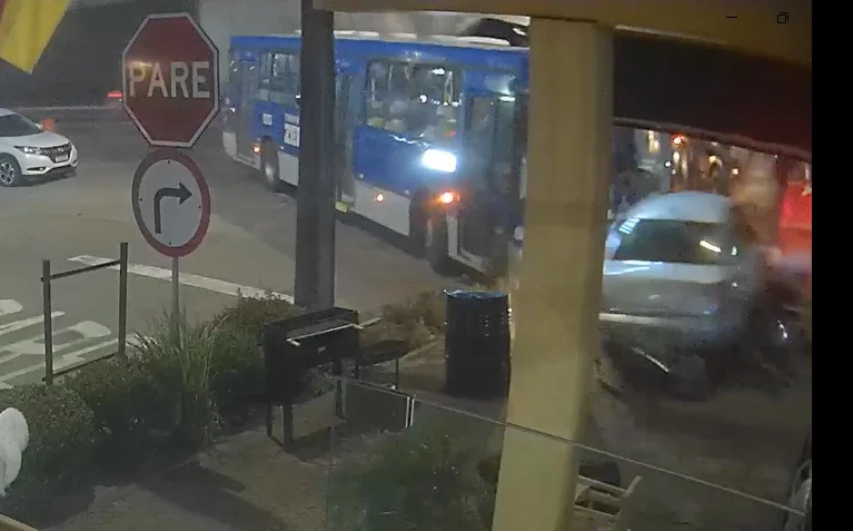VÍDEO: Imagens mostram momento em que caminhão bate em ônibus e causa acidente na RS-240 abc+