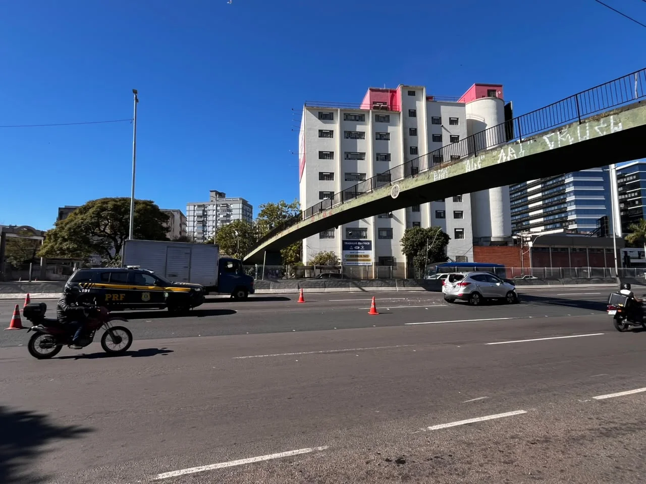 Acidente entre dois caminhões e um automóvel congestiona a BR-116 em Canoas abc+