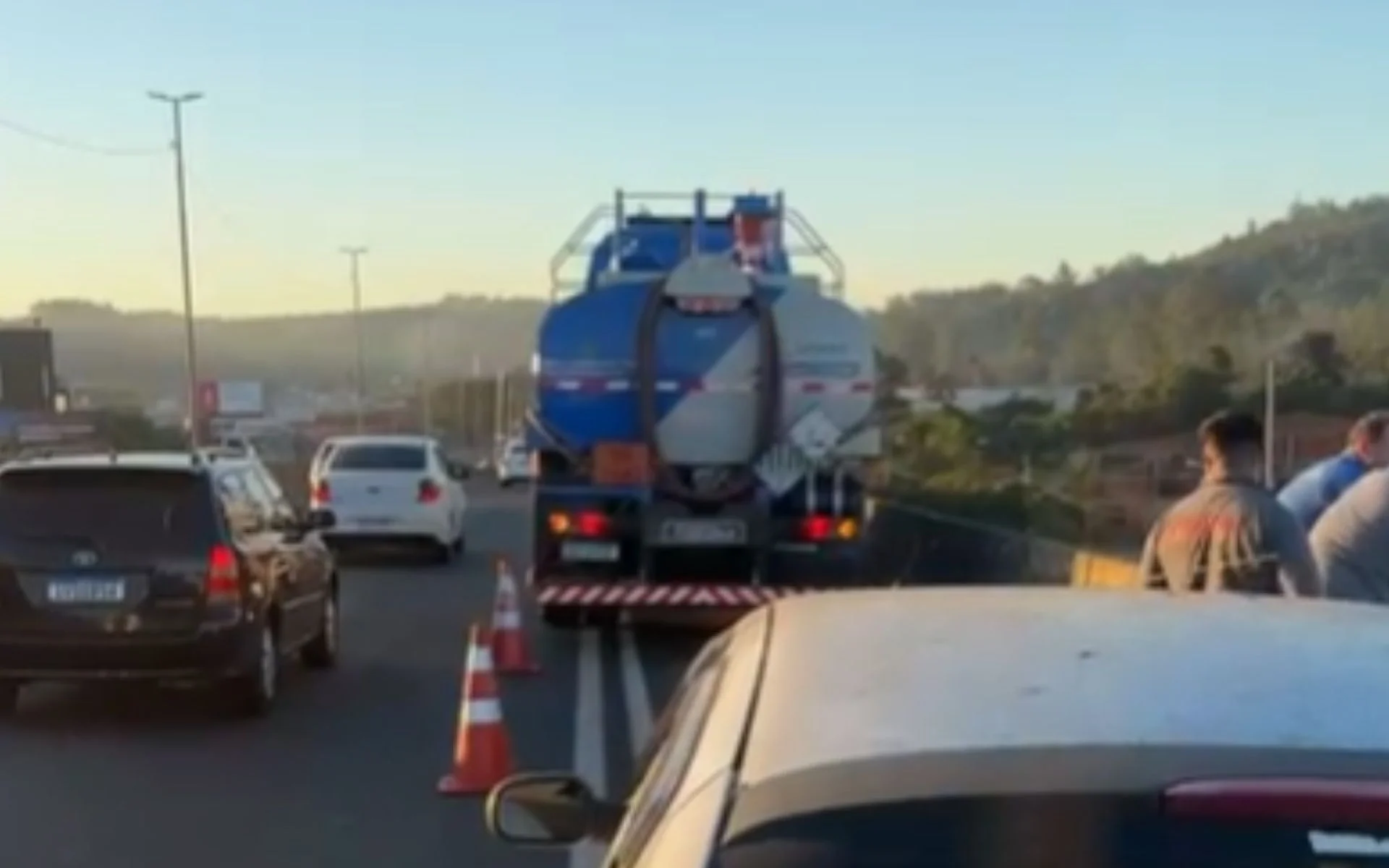 Falha mecânica em caminhão causa acidente e lentidão na BR-116 em Novo Hamburgo abc+