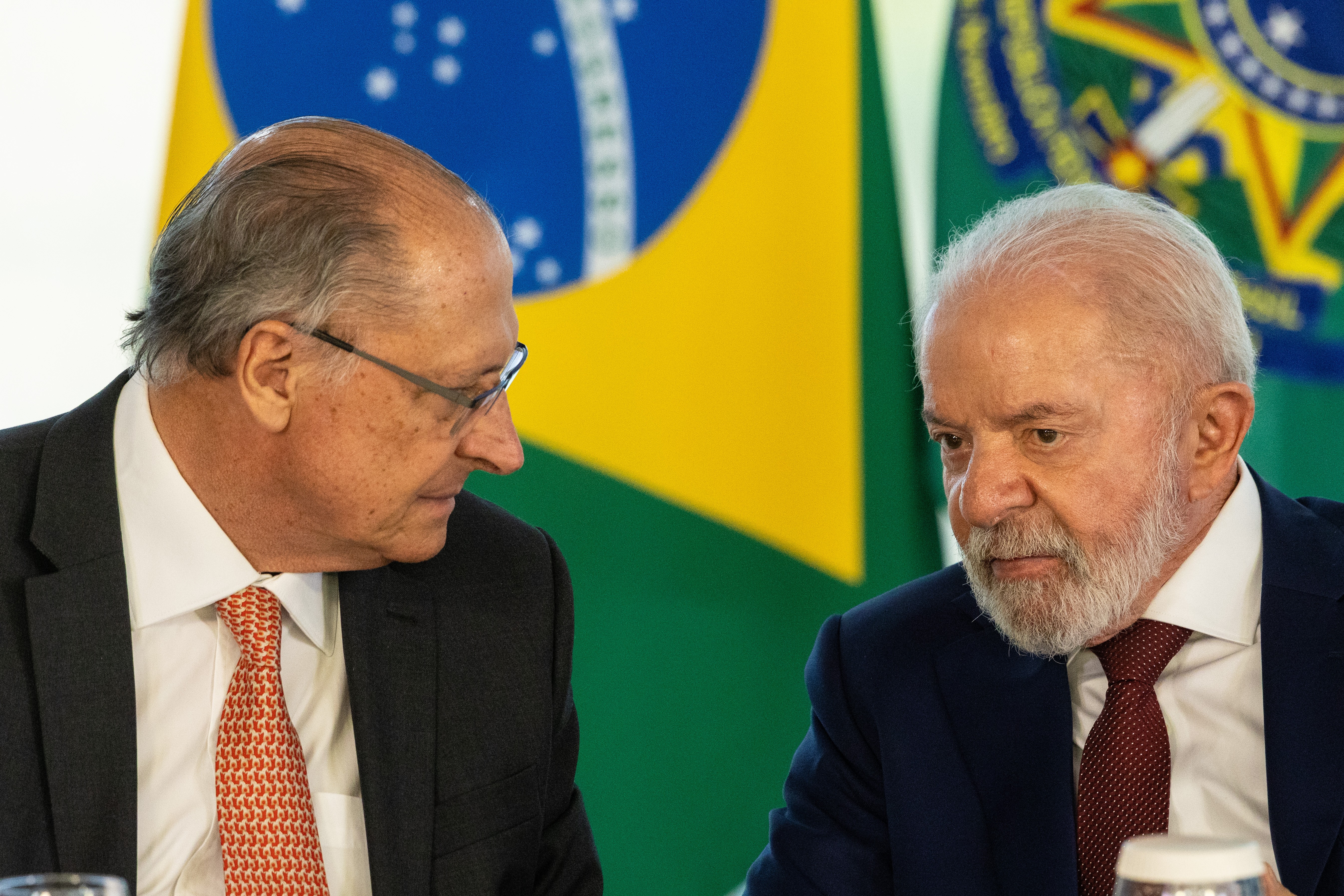 Resposta política, socorro a empresas e retaliação adiada: como o governo decidiu reagir ao novo tarifaço dos EUA