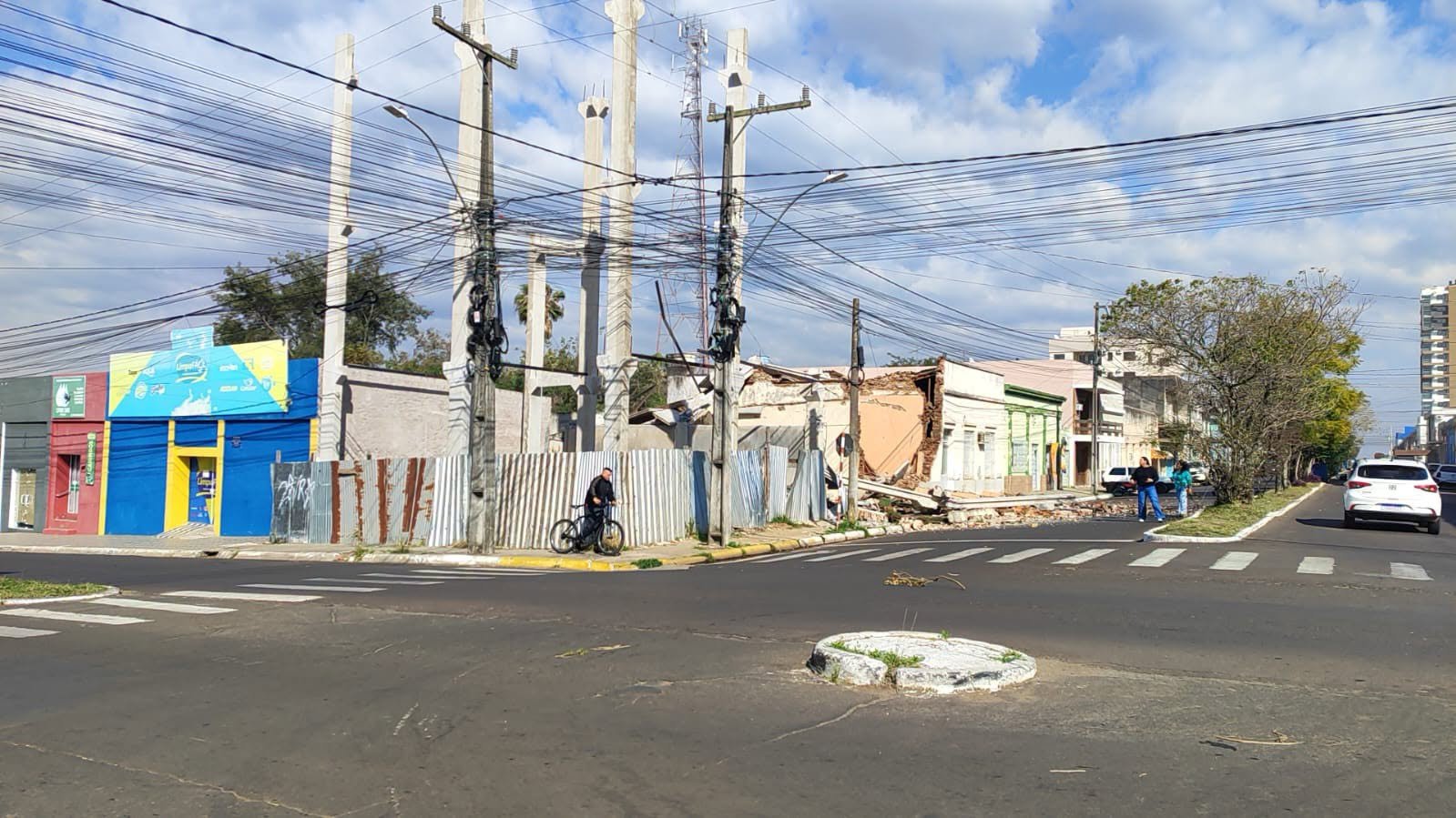 Vento forte derruba muro de obra de prédio e atinge casa no RS veja o vídeo abc+