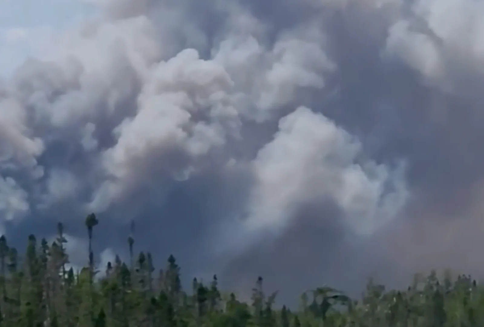 Canadá tem mais de 200 incêndios florestais fora de controle